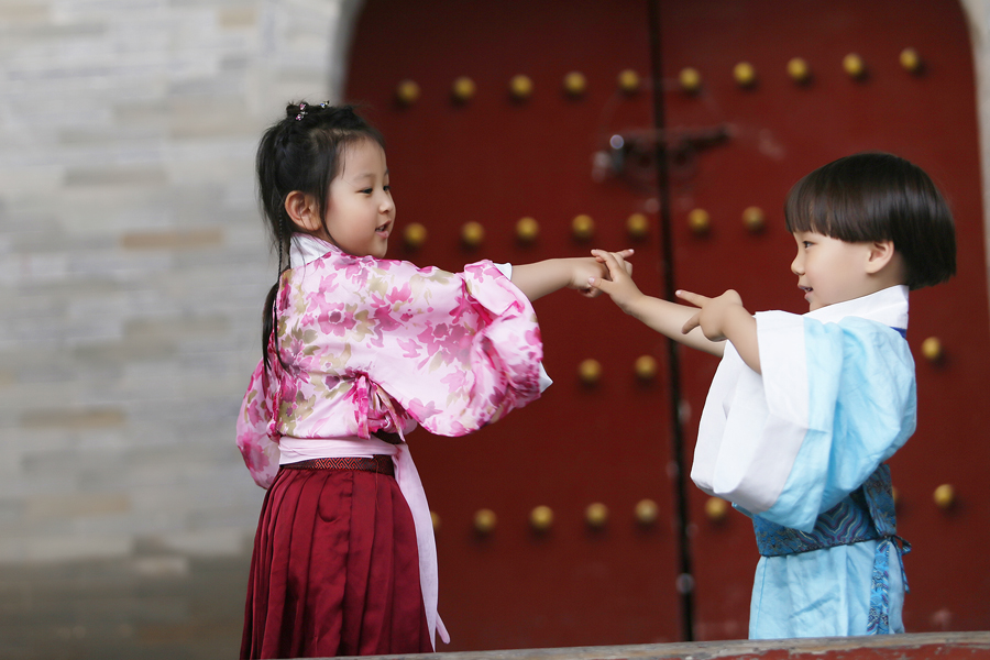 Kids in <EM>hanfu</EM> celebrate Dragon Boat Festival