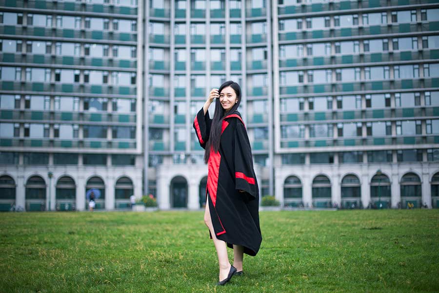 Graduation photos a hit on WeChat