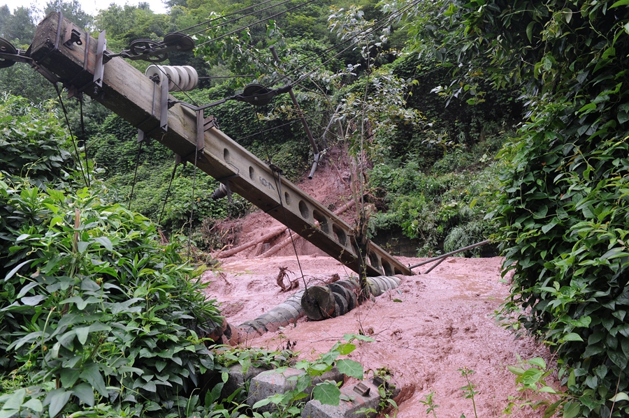 Yangtze River reaches flood stage for first time this year