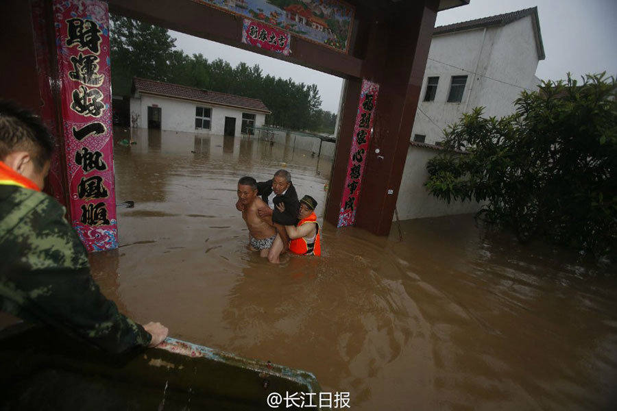 Yangtze River reaches flood stage for first time this year