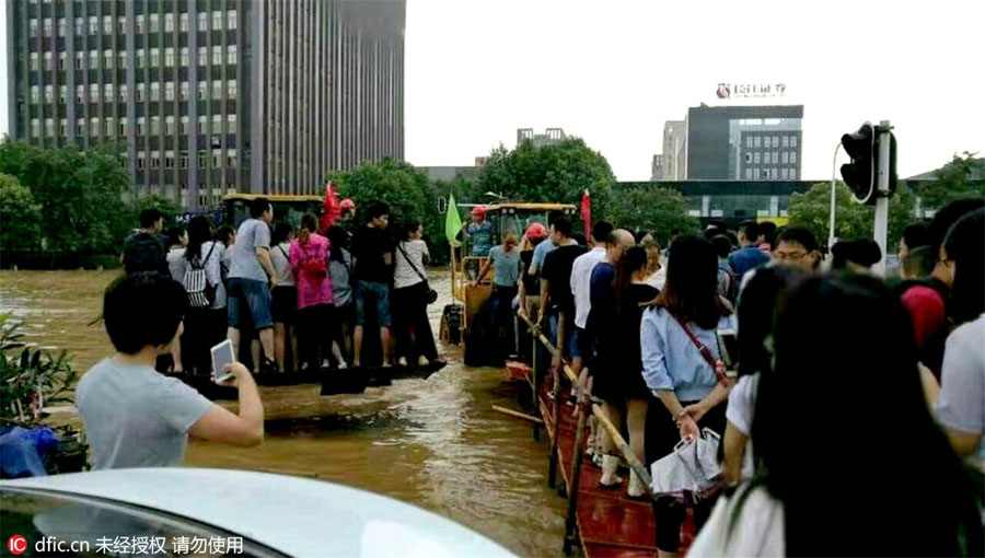 Life goes on in flooded Wuhan