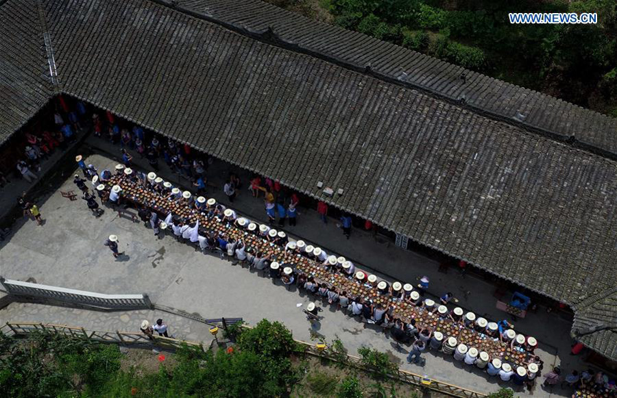 People enjoy meal during 'Helong Banquet' in Central China