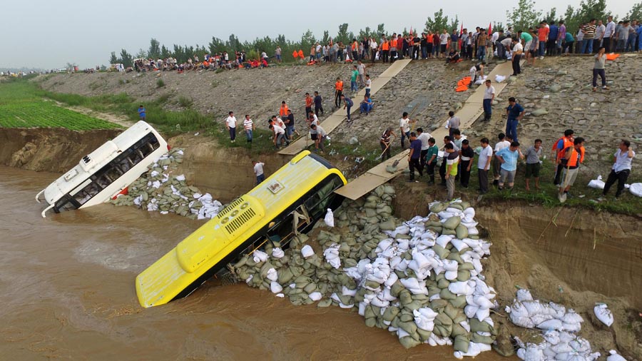 Flooding sweeps Hebei as rainstorm hits North China