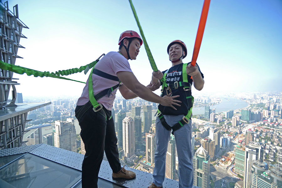 Daredevils brave record Shanghai skywalk