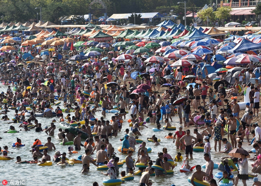 Thousands rush to beaches to escape summer heat