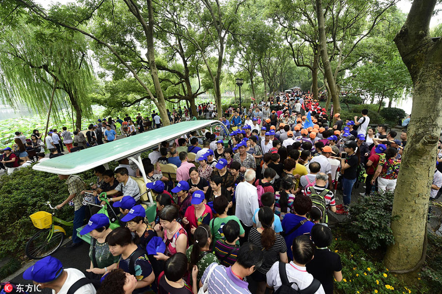 Sea of visitors at West Lake after G20