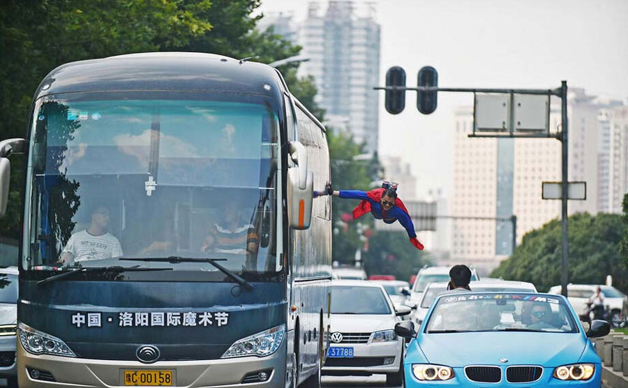 Magic show of 'Levitating Superman' stuns people in Luoyang