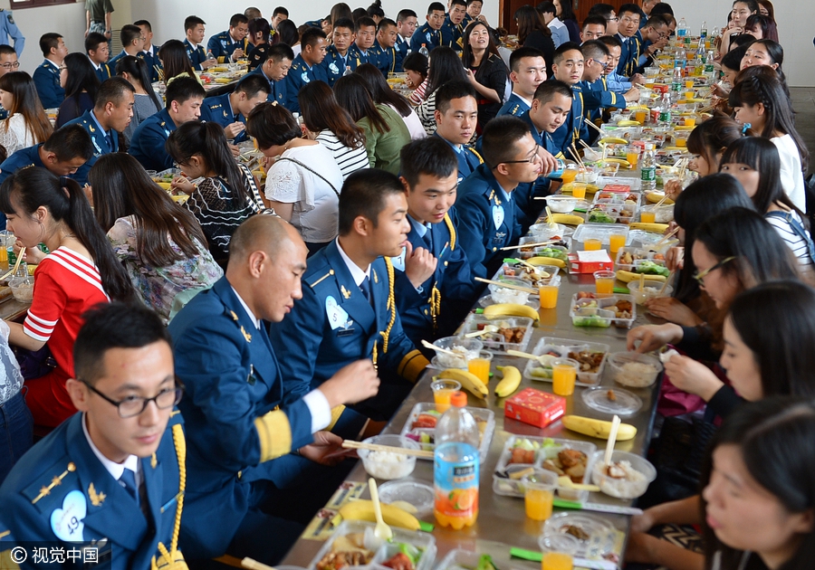 Military blind date attracts hundreds young women to attend