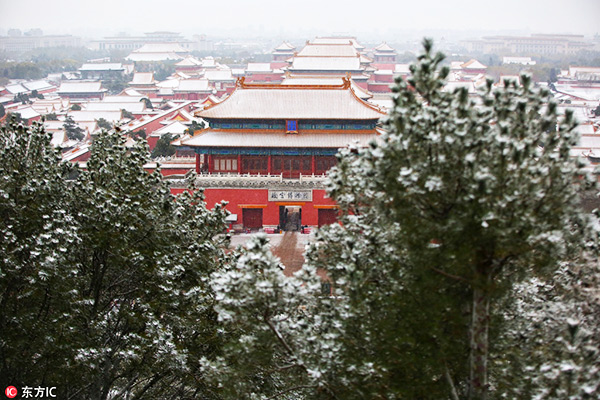 First snow turns Beijing white and beautiful