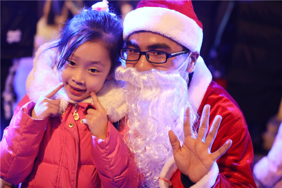 Flash dance, choir bring Christmas spirit to Beijing