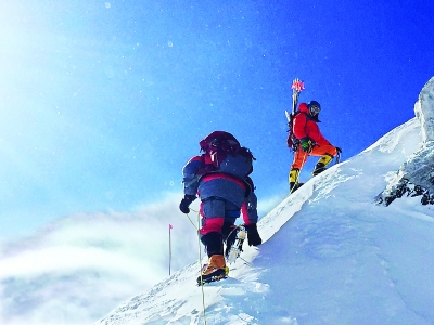 College mountaineering team achieves world record