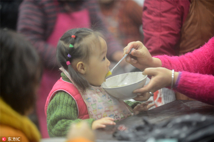 Chinese people mark festival with 'eight treasure porridge'