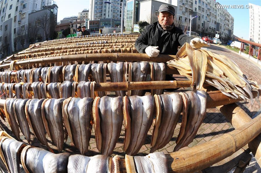 Fish dehydrated to greet upcoming Spring Festival in E China