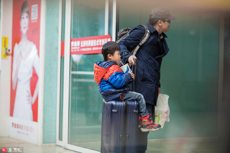 Spring Festival travel: Children head home