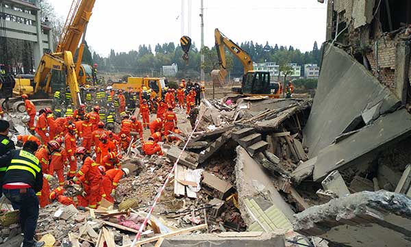 2 rescued, 7 dead in China home collapse