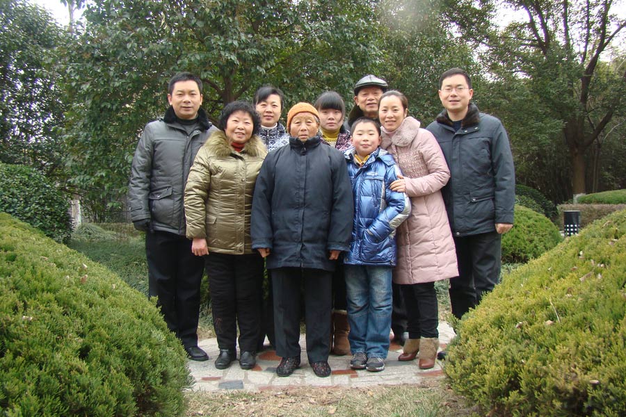 Decades' worth of family photos stirs Chinese internet users