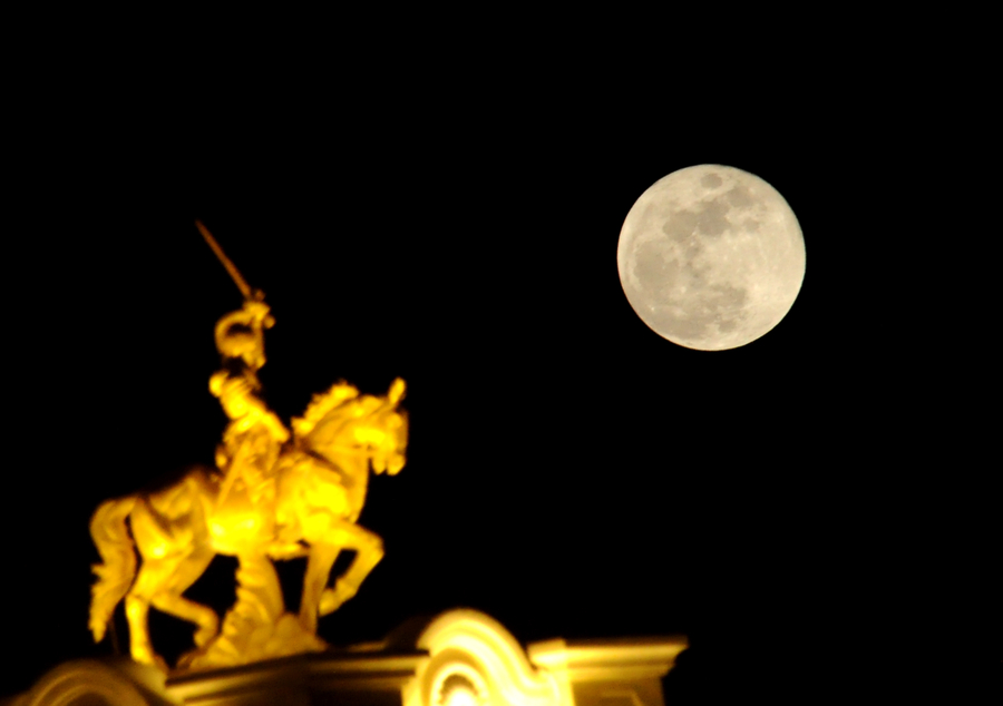 Full moon illuminates Lantern Festival across China