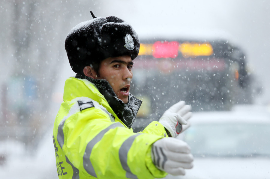 Heavy snow disrupts life in Urumqi