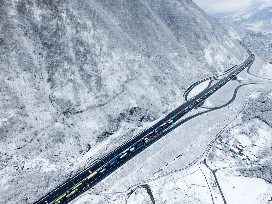 Heavy snow bogs down expressway traffic in SW China