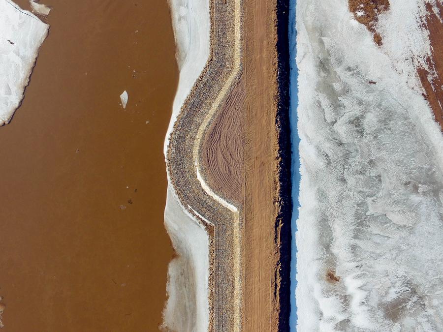 Inner Mongolia section of Yellow River starts to thaw