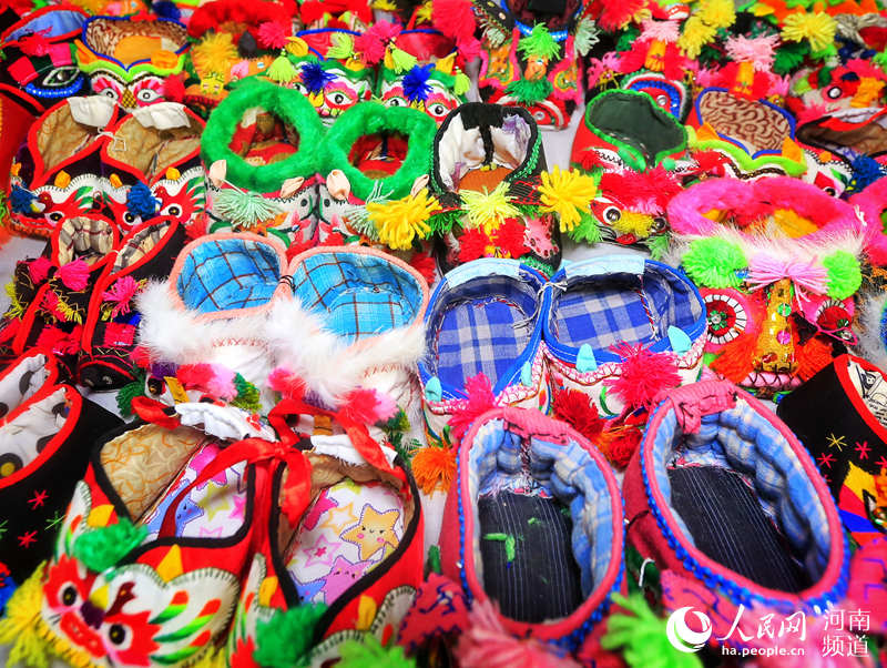 Woman collects 10,000 pairs tiger-head shoes, worth 1m yuan