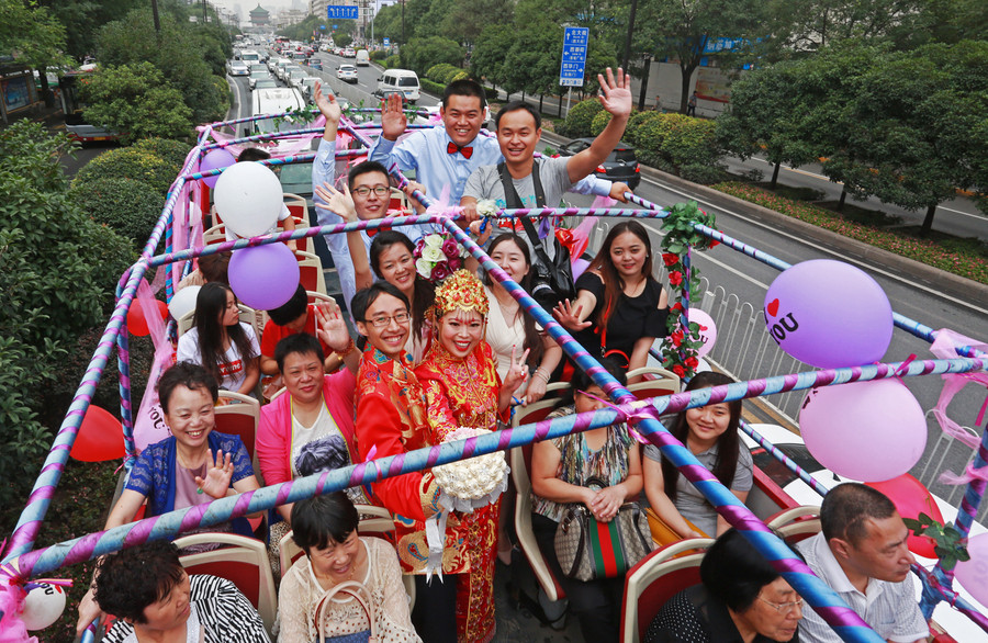 From black-white photos to digital: Wedding images reveal changes in China