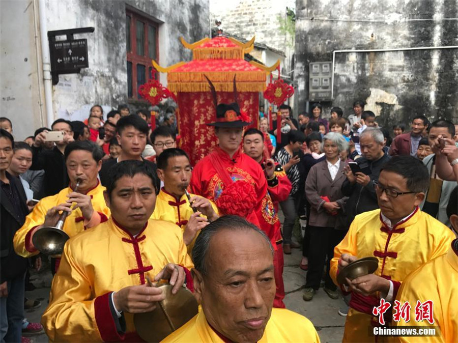 Couple uses 200-year-old Qing Dynasty home as backdrop for wedding