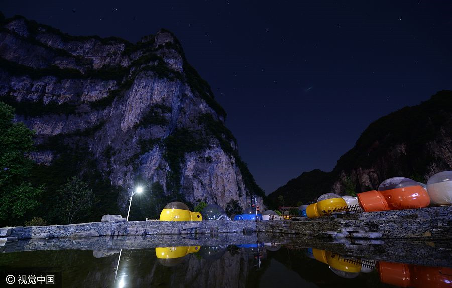 Transparent domes offer spectacular view of night sky in Hunan