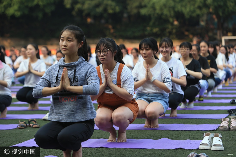 Students practice yoga to ease pressure off <EM>gaokao</EM>