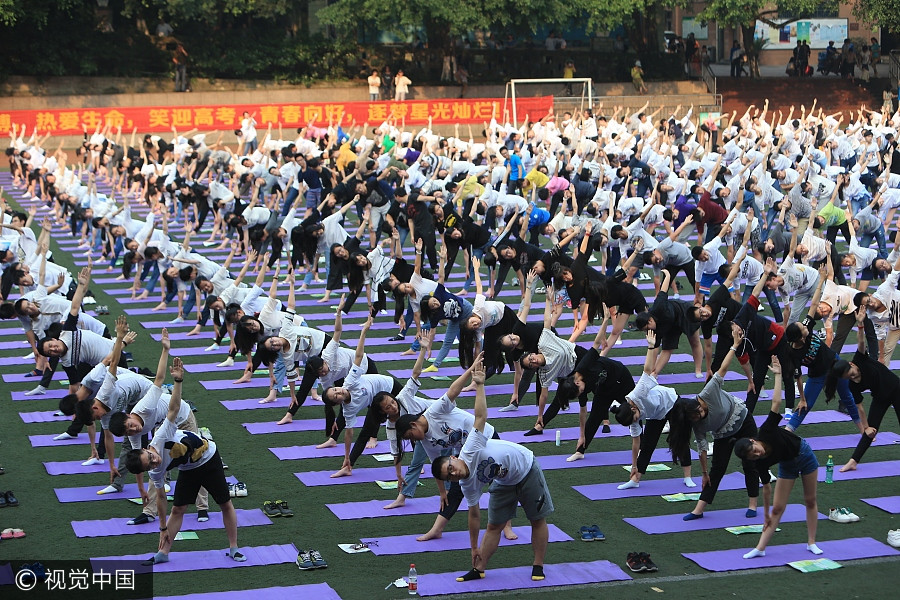 Students practice yoga to ease pressure off <EM>gaokao</EM>