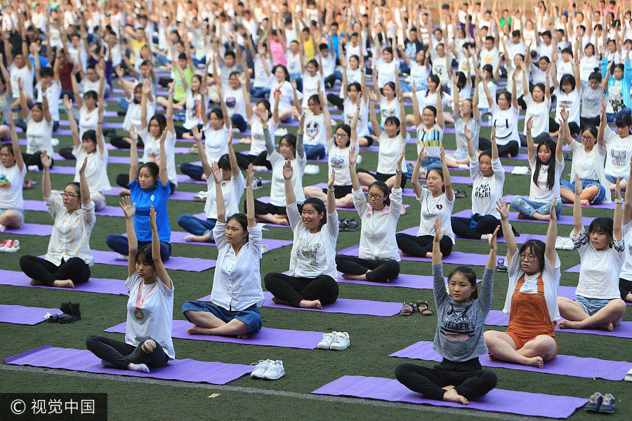 Students practice yoga to ease pressure off <EM>gaokao</EM>