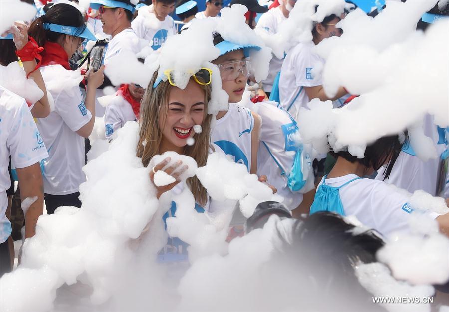 Bubble run held in Northeast China's Liaoning