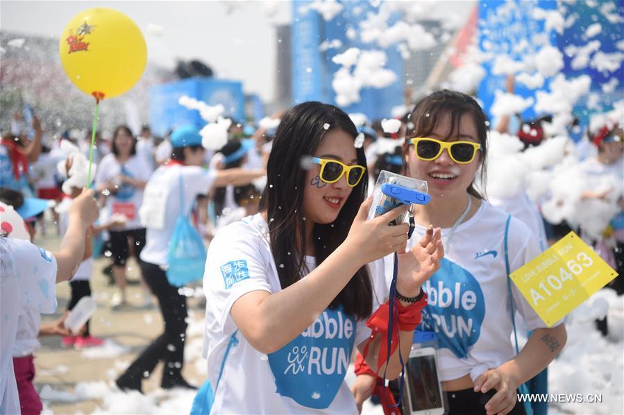 Bubble run held in Northeast China's Liaoning