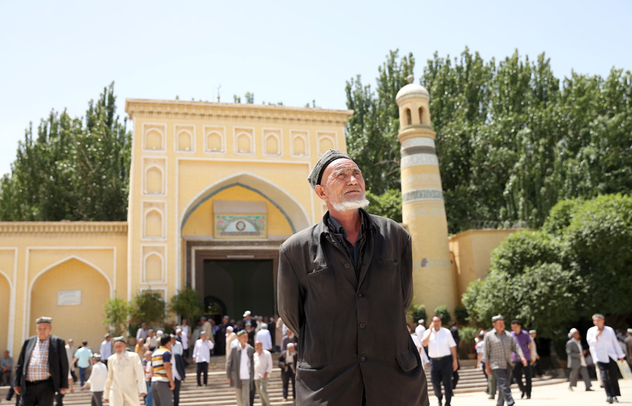 Muslims flood to Xinjiang's biggest mosque for jumah