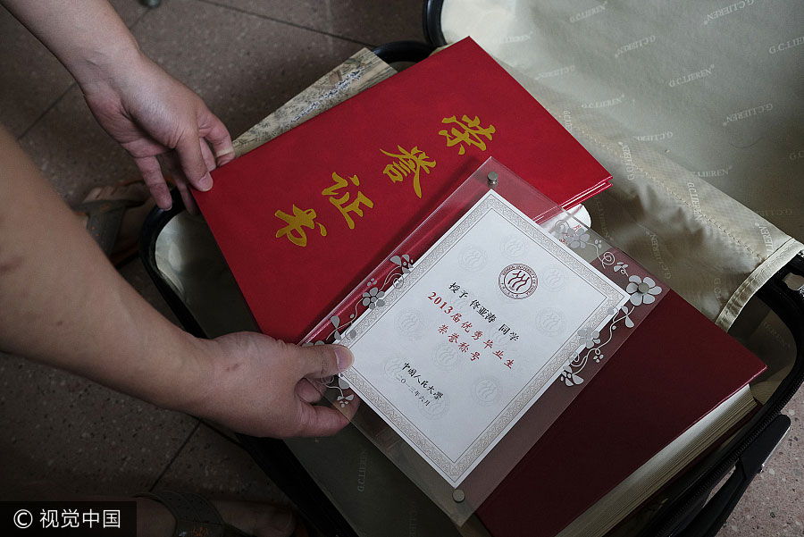 What do top <EM>gaokao</EM> scorers do after university graduation?