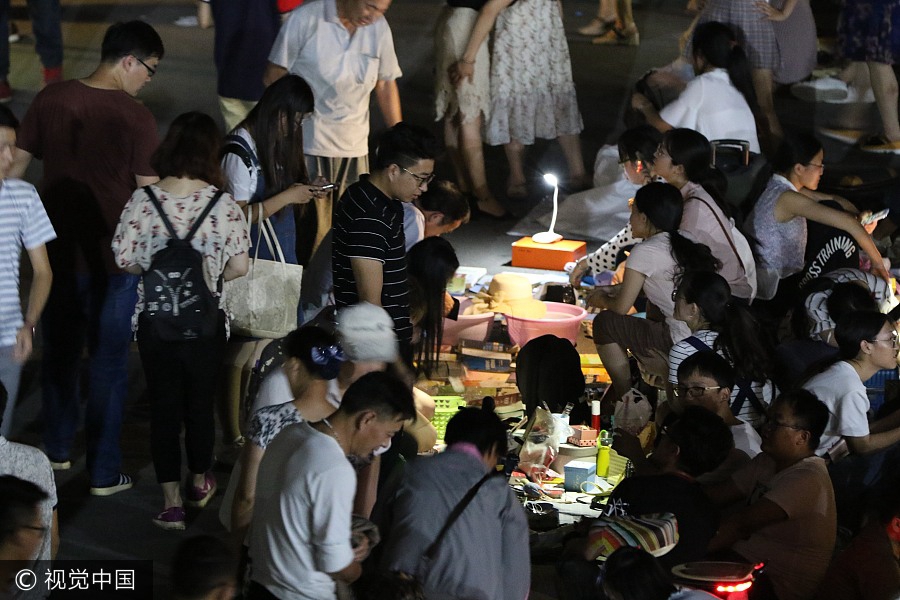 Thousands throng to flea market held by graduates in Central China