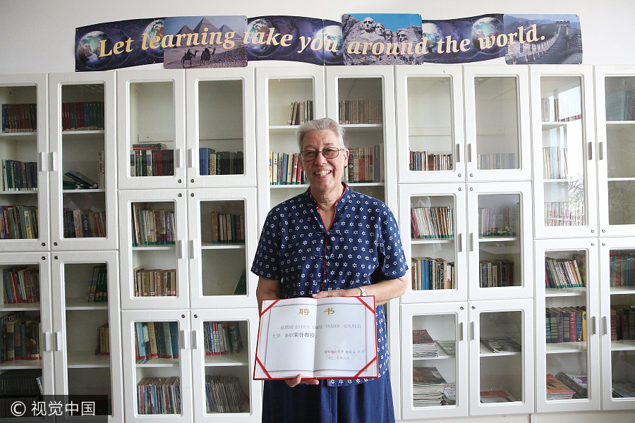 Hard to say goodbye: Retired foreign teacher donates living room library