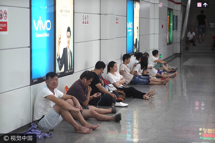 People escape to air-raid shelters, boxcars as Hangzhou sizzles under scorching sun