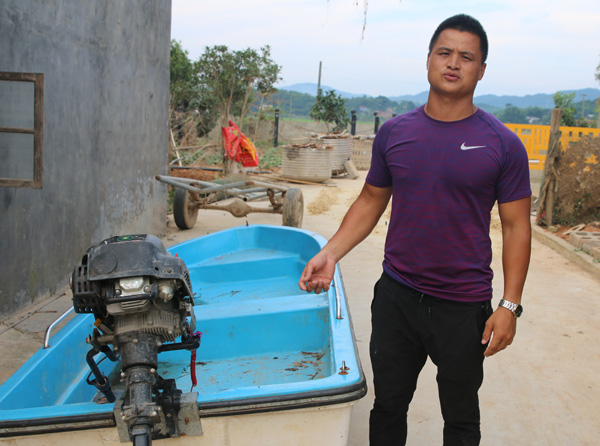 Hero uses his boat to save hundreds