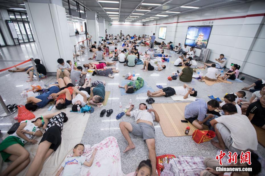 People take shelter in subway station to escape scorching heat in East China