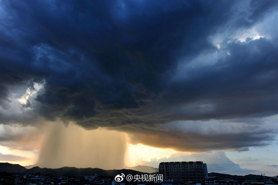 Column-shaped thundershower in sunset