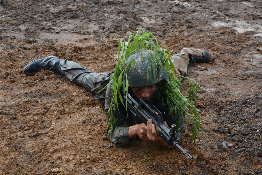 Soldiers carry out live-fire exercise in Northeast China