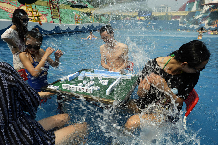 Play mahjong in water: Beating heat with fun