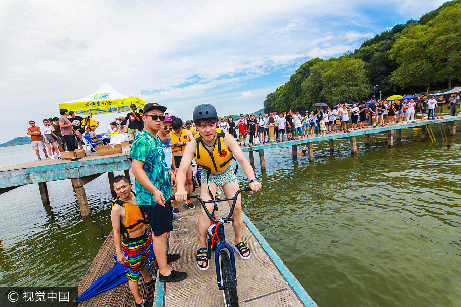 'Lake-jumping' festival brings coolness in Wuhan