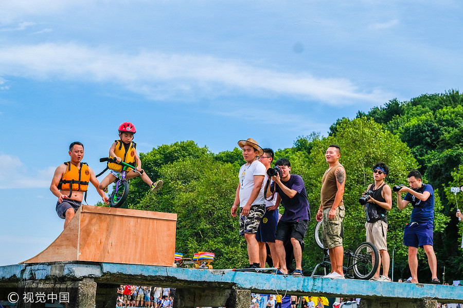 'Lake-jumping' festival brings coolness in Wuhan