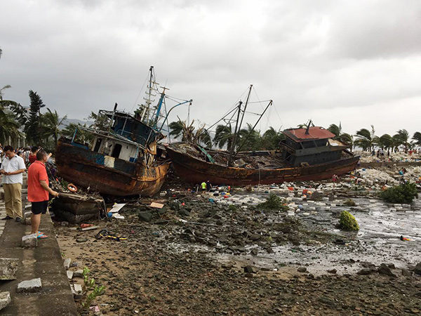 Typhoon makes mess in S. China