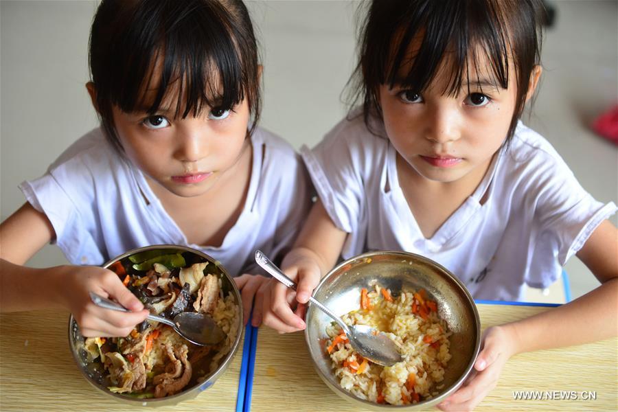 Rural children take free lunch in SW China's Guizhou