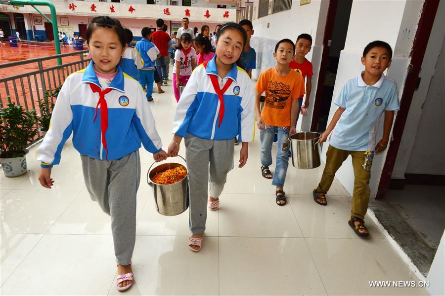 Rural children take free lunch in SW China's Guizhou