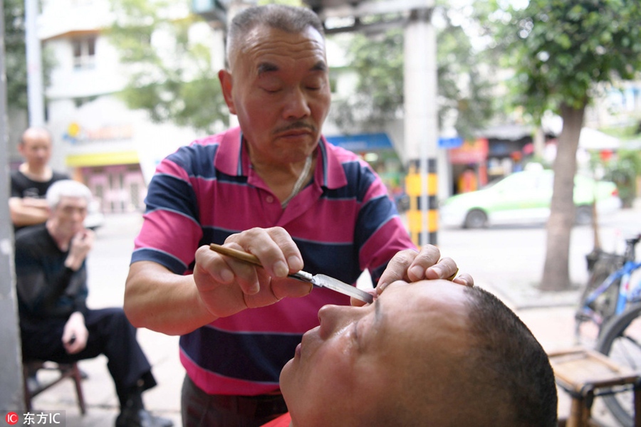 Flipping lids! Chinese barber offers eyelid shaves