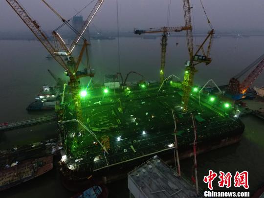 Record set for China's largest concrete pour during east China bridge project